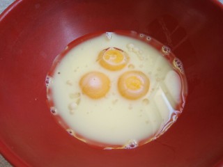 芒果蛋糕盒子,蛋黄和蛋清分离蛋黄中加入牛奶和油