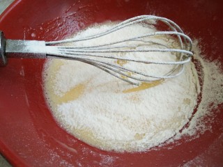 芒果蛋糕盒子,用打蛋器搅拌均匀即搅散，再筛入低粉