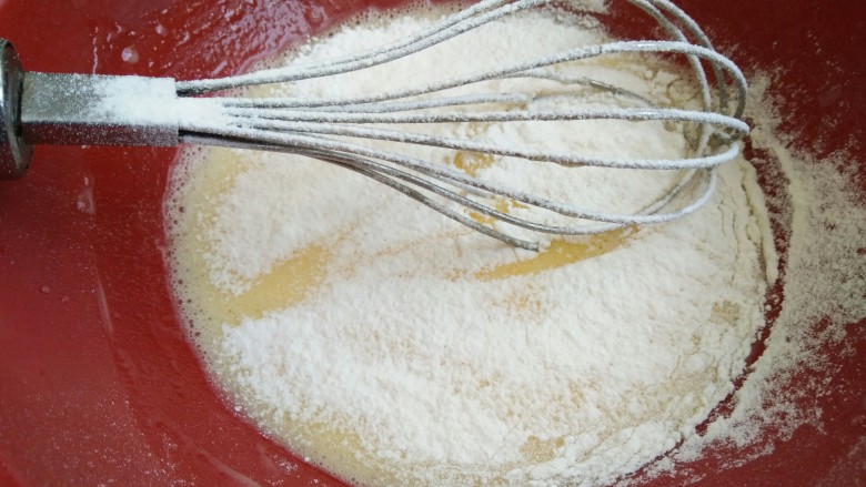 芒果蛋糕盒子,用打蛋器搅拌均匀即搅散，再筛入低粉