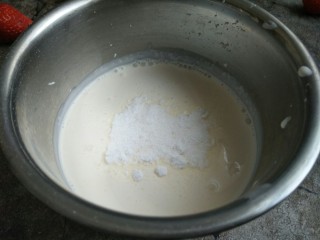 芒果蛋糕盒子,在淡奶油倒入冰的盆子里，或者隔冰打发，加入糖粉
