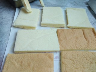 芒果蛋糕盒子,然后按照盒子的长短和宽度先切成大约的长方形