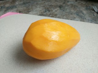 芒果蛋糕盒子,准备一个大芒果，削去皮