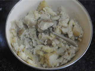 红薯芝士丸子,红薯蒸熟后趁热用勺子压碎