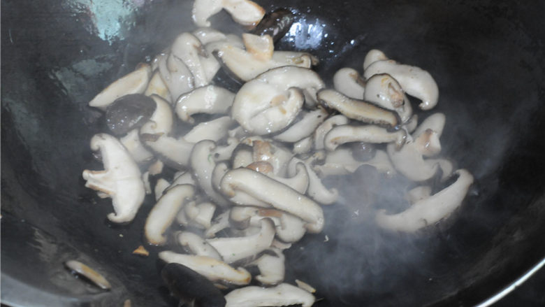 香菇烧油菜,油锅烧热，将香菇片放进去翻炒至变色