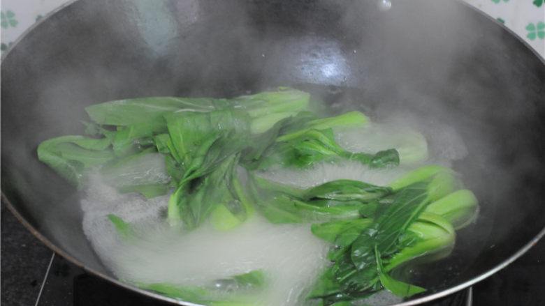 香菇烧油菜,烧开一锅水，将油菜放进去汆烫，变色后捞出来沥干水