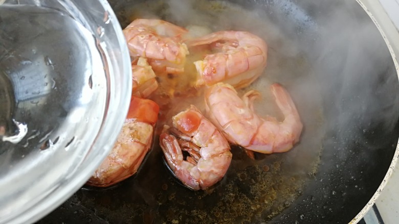 油焖茄汁虾尾,少量的热水