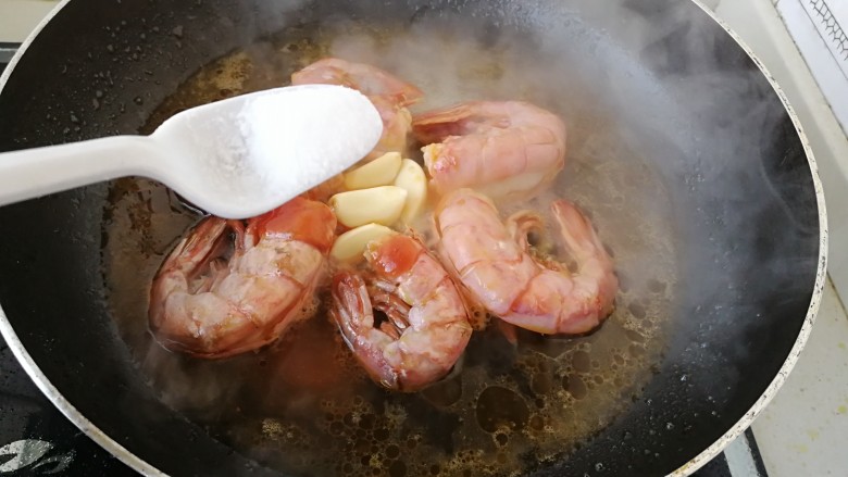油焖茄汁虾尾,适量的盐， 加上锅盖， 中火将水分焖干。