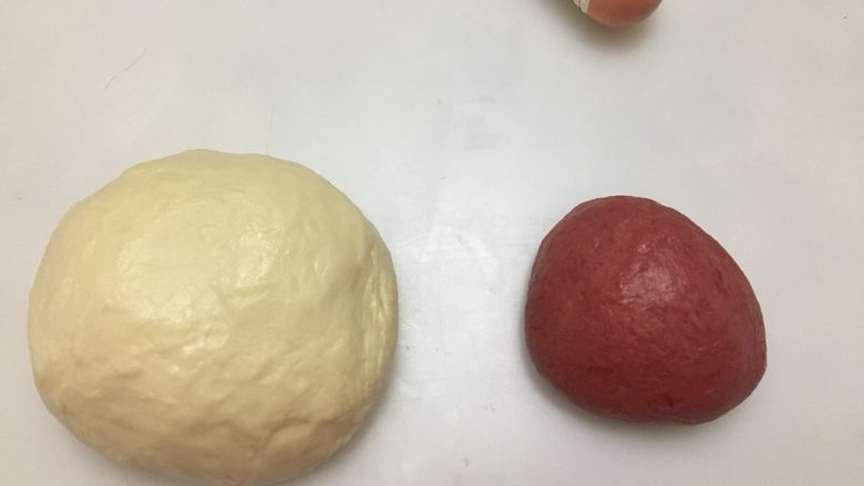 爱心💗吐司,分出135克面团加红曲粉和红丝绒溶液揉匀，分别滚圆后进行基础发酵至两倍大。