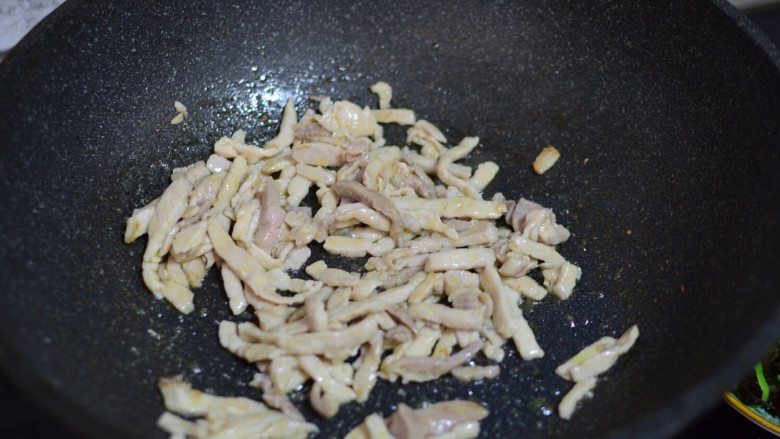 鱼香肉丝,快速翻炒至肉丝发白，盛出备用