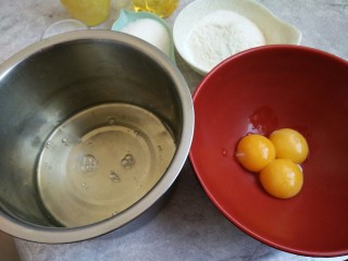 肉松蛋糕卷,蛋清和蛋黄分离到无油水的容器中