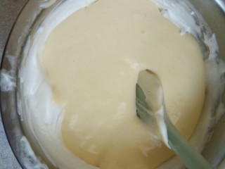 肉松蛋糕卷,然后用铲子上下翻拌均匀，再把蛋黄糊倒回蛋白盆中，上下翻拌均匀即可
