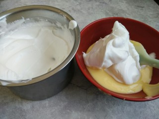 肉松蛋糕卷,取三分之一蛋白加入到蛋黄糊中