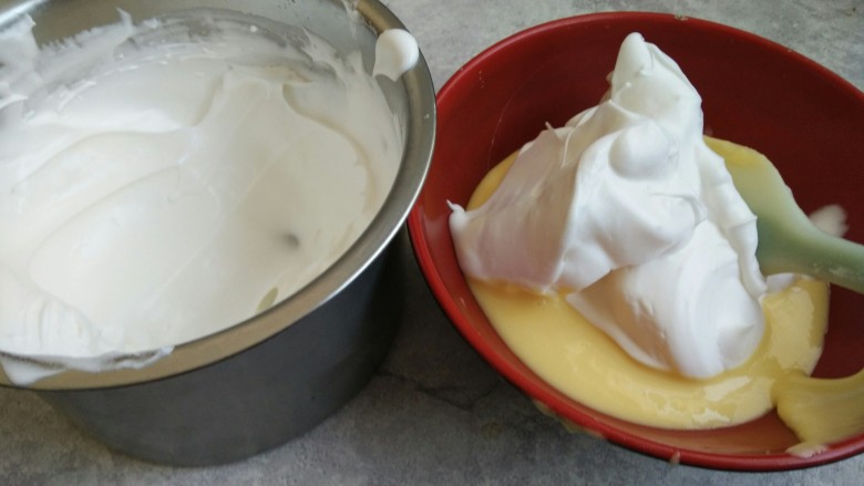 肉松蛋糕卷,取三分之一蛋白加入到蛋黄糊中