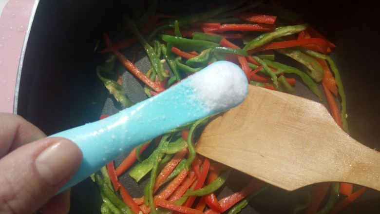 青红辣椒炒鸡丝,辣椒有点蔫以后加入一小勺盐，继续翻炒！