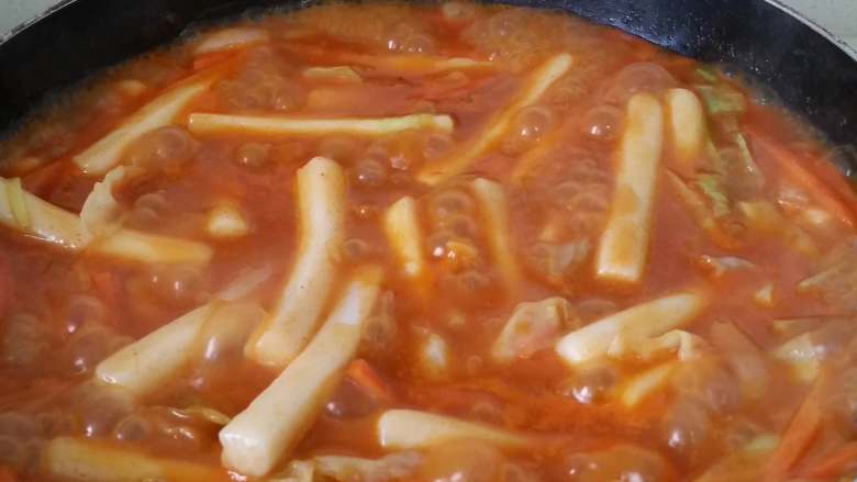 韩式辣酱炒年糕,大火烧开转中火煮，期间要勤搅拌，防止糊底。