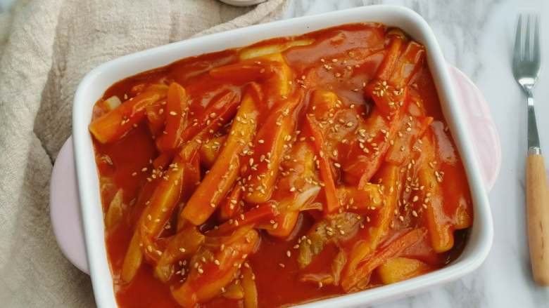 韩式辣酱炒年糕,出锅后撒点熟的白芝麻。