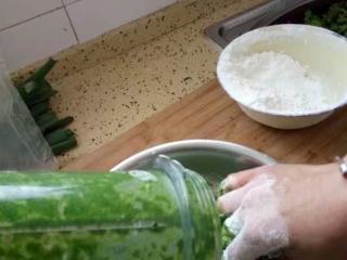 菠菜南瓜双色蝴蝶花卷,料理机打成泥加在面粉里