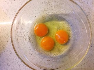艾叶煎鸡蛋,打3个鸡蛋。