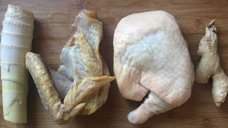 鸡肉版“腌笃鲜”,鲜咸鸡肉洗净；