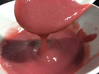 草莓溶豆（无酸奶）,我用了大概8颗左右的奶油草莓 洗干净不加水直接打泥然后不粘锅小火熬一下刮刀中间划一下不会立马合起来就可以了