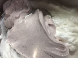 草莓溶豆（无酸奶）,混合好后倒回剩余蛋白霜里头