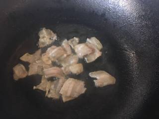 咸肉香干炒青蒜,起油锅，先倒入肉片，大火煸香；
