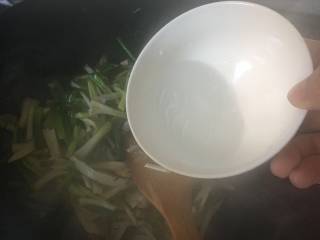 咸肉香干炒青蒜,可以加入一点水，继续翻炒；不需要盖锅盖，保持蒜叶的色泽；