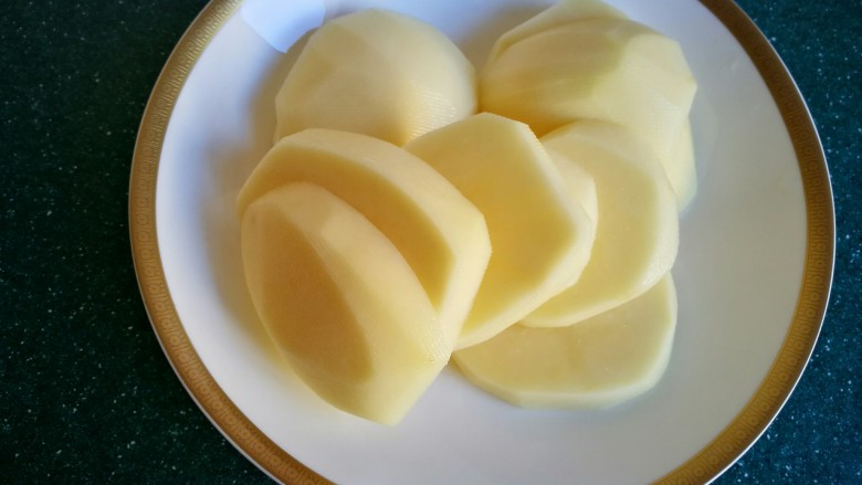 椒盐小土豆球,想要缩短蒸制时间把土豆切成片。