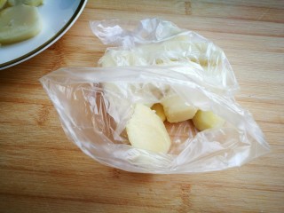 椒盐小土豆球,蒸好的土豆稍微凉一会，然后放入食品袋里。