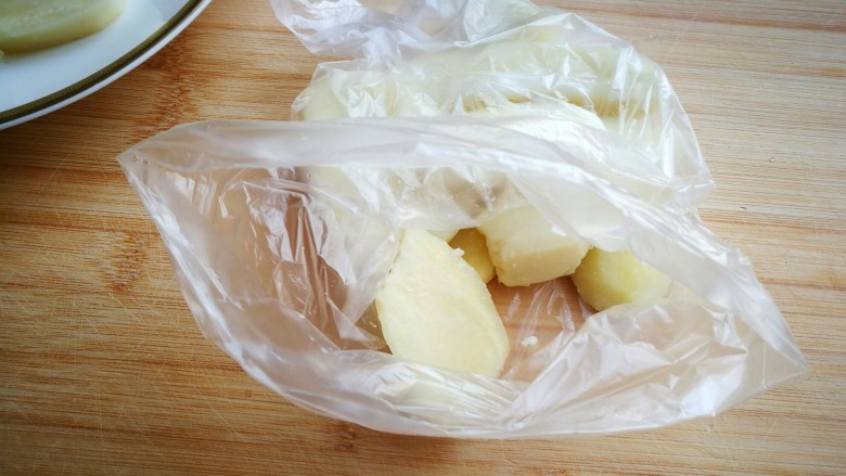 椒盐小土豆球,蒸好的土豆稍微凉一会，然后放入食品袋里。