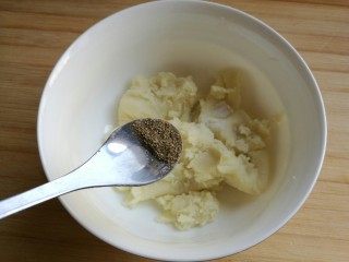 椒盐小土豆球,放入胡椒粉半勺。