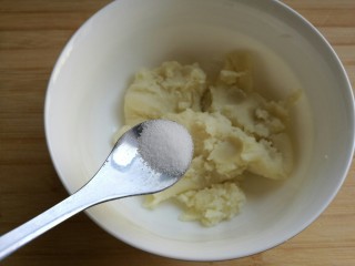 椒盐小土豆球,然后放入盐半勺。