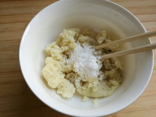 椒盐小土豆球,加入面粉。