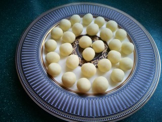 椒盐小土豆球,将土豆泥搓成大小均匀的小圆球，摆在盘子里。这么整齐的摆在盘子里可不光是为了好看的，是为下一步快速方便的裹粉的。