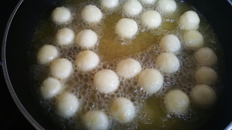 椒盐小土豆球,锅里油烧热后放入土豆球，炸至金黄时捞出控油。