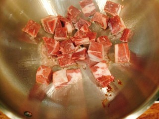 昆布汁烩牛腩荞麦面,将30寸金典不锈钢锅加热后放入牛腩炒出奶香味，盛出备用