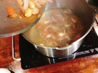昆布汁烩牛腩荞麦面,亚伦24寸汤锅加入水2000g左右，烧开后放入炒好的辅料