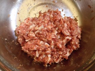 南瓜藜麦饭,夹心肉让卖家绞成肉糜，加盐糖生抽胡椒粉拌匀，再加适量生粉搅拌均匀后放置半小时以上。