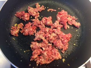 南瓜藜麦饭,下腌制好的肉糜炒至变色。