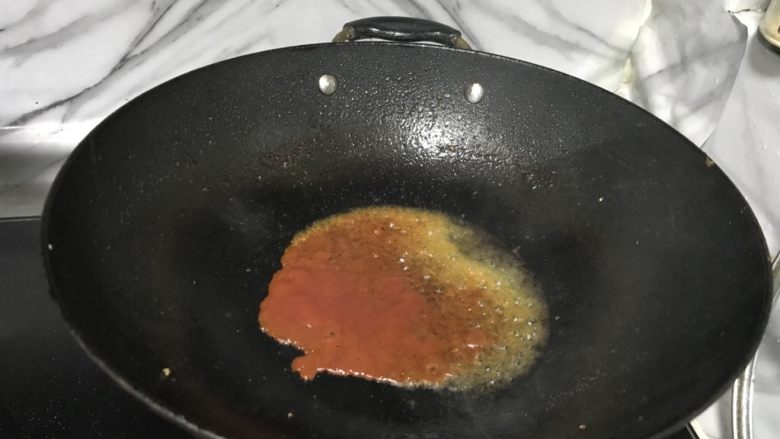  糖醋莲菜肉丸,炒锅继续放少量油，油热放入适量番茄酱烧开。