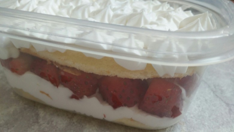 水果盒子~草莓蛋糕盒子,挤一层奶油
