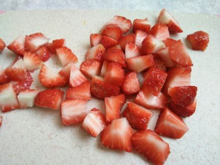 水果盒子~草莓蛋糕盒子,草莓洗净控干水份切块