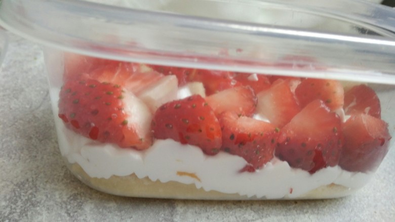 水果盒子~草莓蛋糕盒子,草莓块铺在淡奶油上面