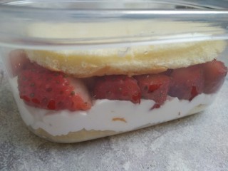 水果盒子~草莓蛋糕盒子,草莓上再铺一片蛋糕'