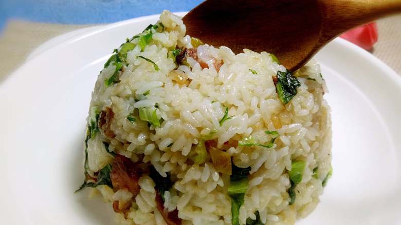 葱油炒饭,炒好的米饭，找个小碗盛入米饭，稍微压压倒扣在盘子里面就好啦