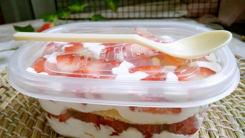 水果盒子~草莓蛋糕盒子,最上面再铺一层草莓，即可放入冷藏4小时以后