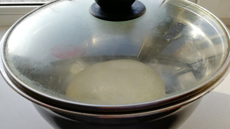 家庭版&豆面大馒头,放到阳光充足的窗台上发酵2个小时左右就会发酵好。