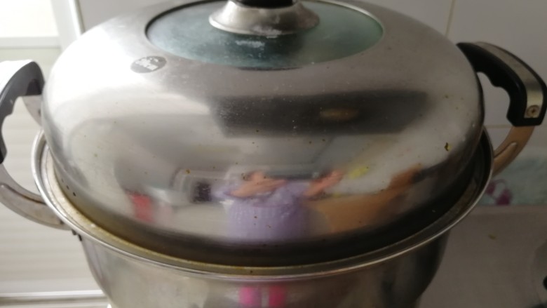 家庭版&豆面大馒头,盖锅盖，醒5-10分钟在开火。开锅后关中火蒸20分钟就好了。