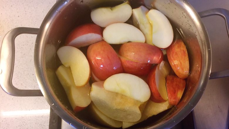 苹果雪梨冰糖水,锅中加清水，放入苹果和雪梨。