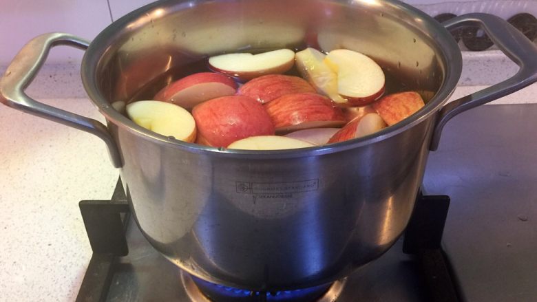 苹果雪梨冰糖水,大火煮开，加盖转小火慢煮1个小时以上。